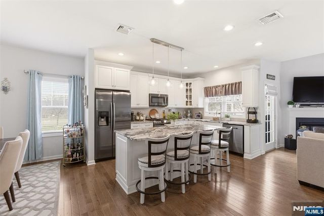 2 Bluffs Court, Hamburg, NJ 07419