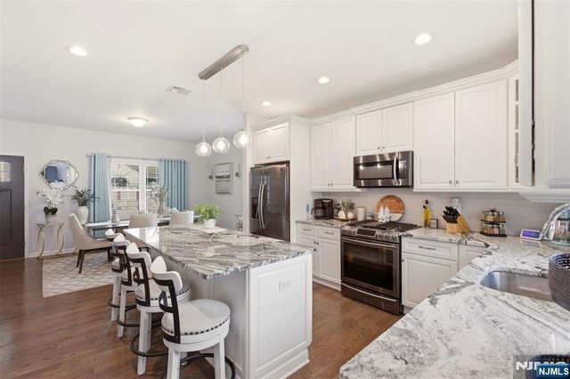 2 Bluffs Court, Hamburg, NJ 07419