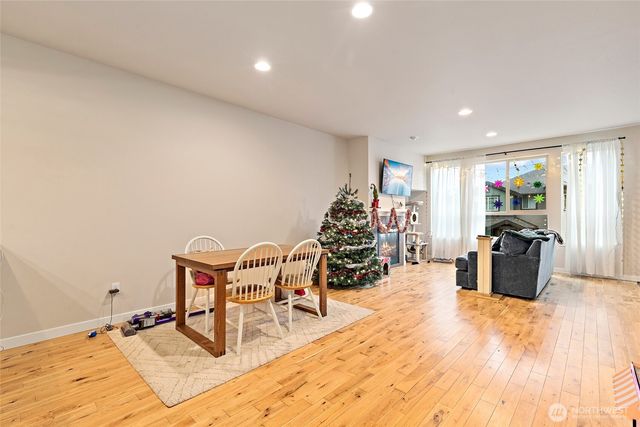 16522 1st Park SE, Bothell, WA 98012