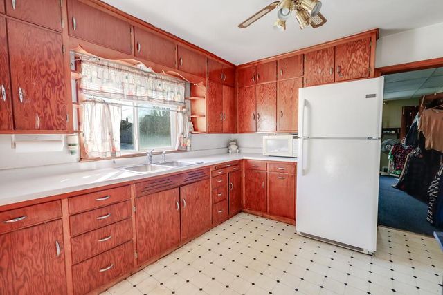 1423 S 14th STREET, Manitowoc, WI 54220