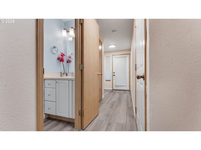 13949 BEAVERCREEK Rd 126, Oregon City, OR 97045