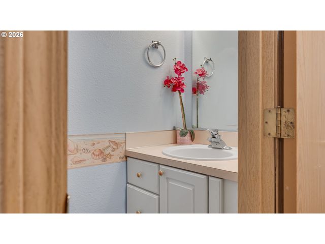 13949 BEAVERCREEK Rd 126, Oregon City, OR 97045
