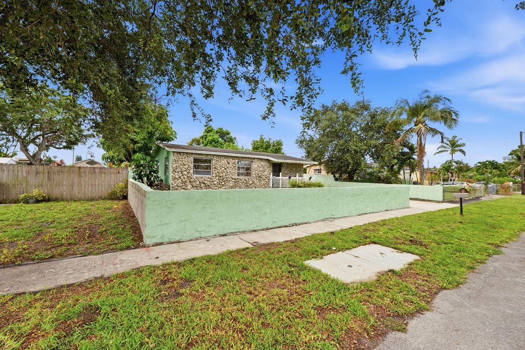 6404 Oak Street, Hollywood, FL 33024