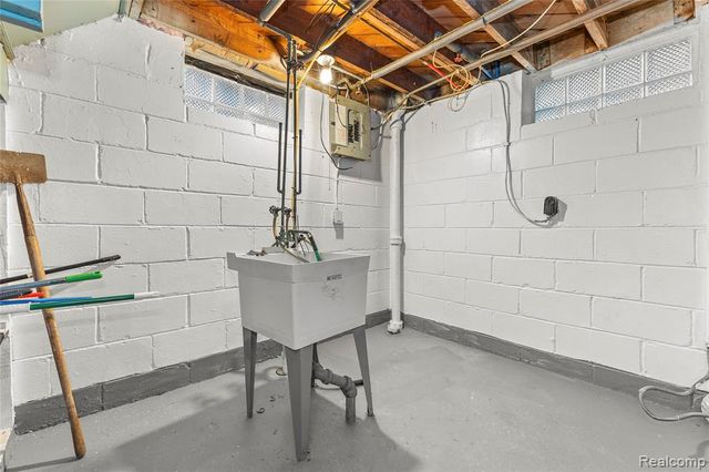 14800 Kilbourne Street, Detroit, MI 48213