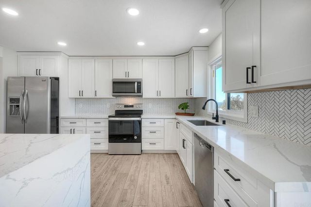 2449 Primrose Ave, Vista, CA 92083