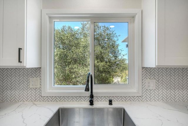 2449 Primrose Ave, Vista, CA 92083