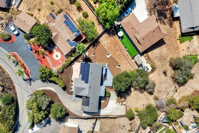 2449 Primrose Ave, Vista, CA 92083