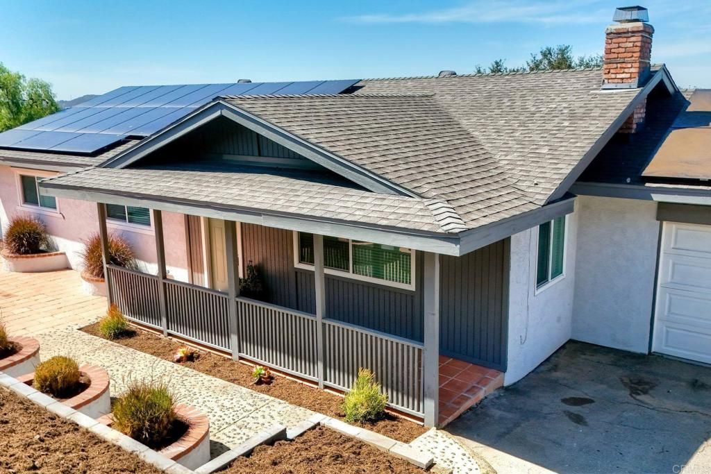 2449 Primrose Ave, Vista, CA 92083