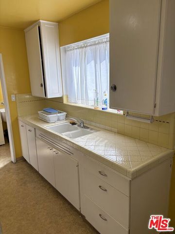 10210 S Manhattan Place, Los Angeles, CA 90047