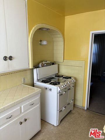 10210 S Manhattan Place, Los Angeles, CA 90047