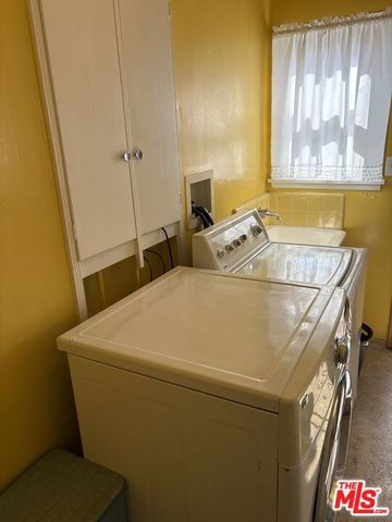 10210 S Manhattan Place, Los Angeles, CA 90047