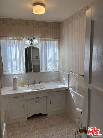 10210 S Manhattan Place, Los Angeles, CA 90047