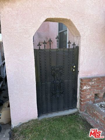 10210 S Manhattan Place, Los Angeles, CA 90047