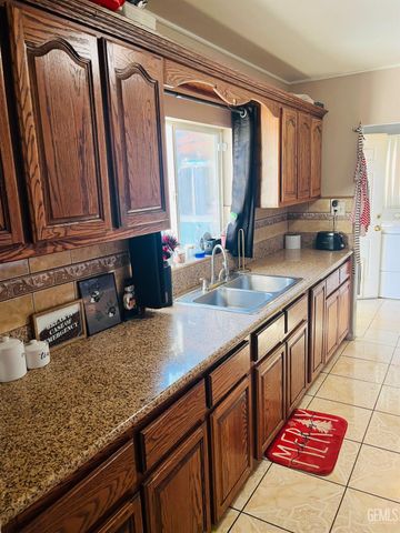 407 E Street, Taft, CA 93268