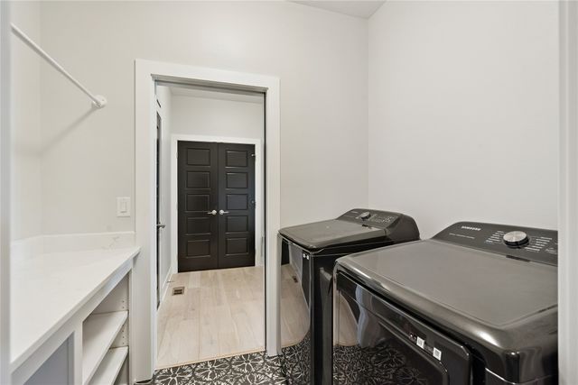 14601 Sutton Drive, Urbandale, IA 50323