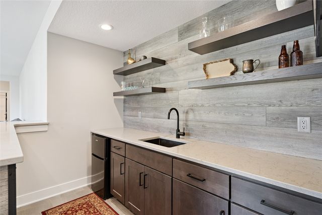 14601 Sutton Drive, Urbandale, IA 50323