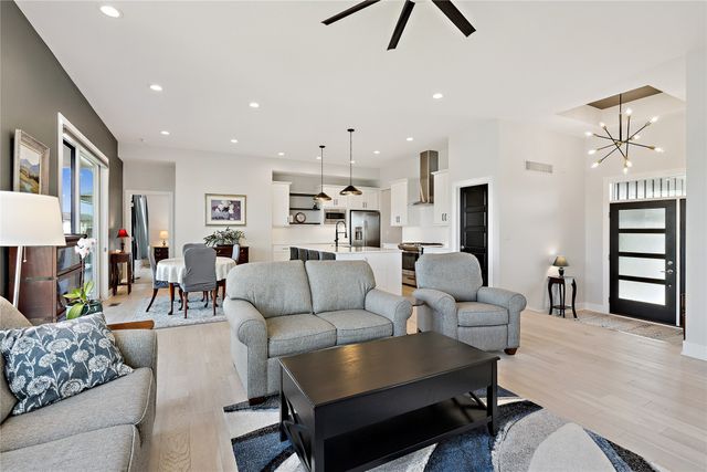 14601 Sutton Drive, Urbandale, IA 50323