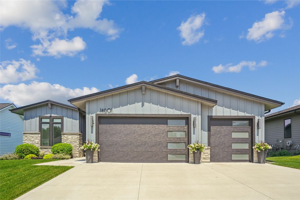 14601 Sutton Drive, Urbandale, IA 50323