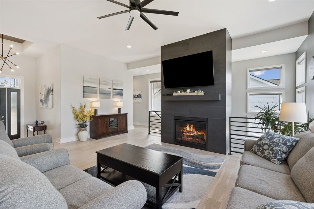 14601 Sutton Drive, Urbandale, IA 50323