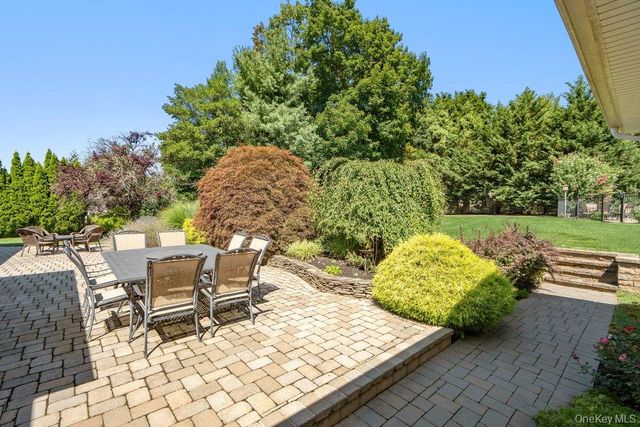 14 Hickman Street, Syosset, NY 11791