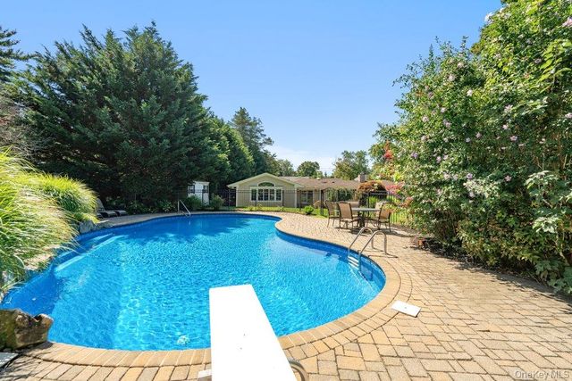 14 Hickman Street, Syosset, NY 11791