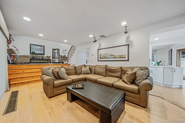2 Sagamore Way N, Jericho, NY 11753