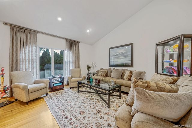 2 Sagamore Way N, Jericho, NY 11753