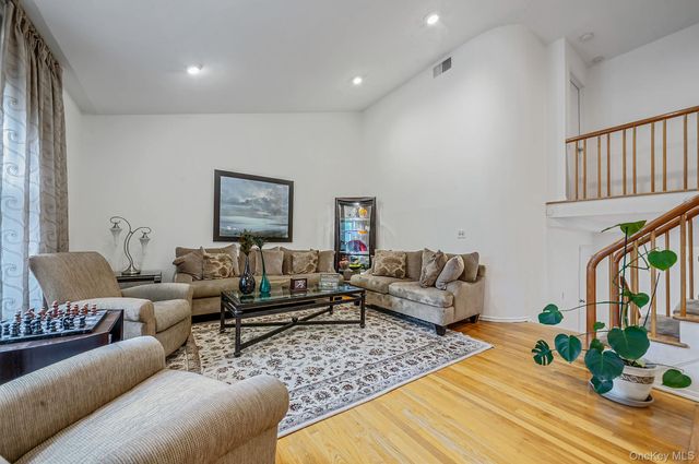 2 Sagamore Way N, Jericho, NY 11753