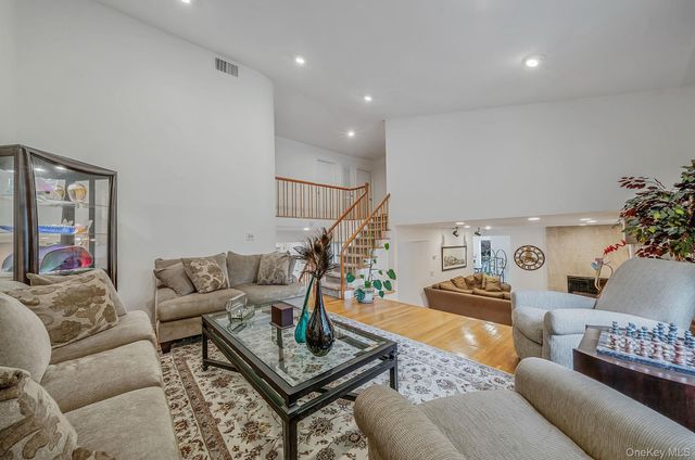 2 Sagamore Way N, Jericho, NY 11753