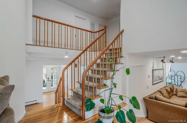 2 Sagamore Way N, Jericho, NY 11753