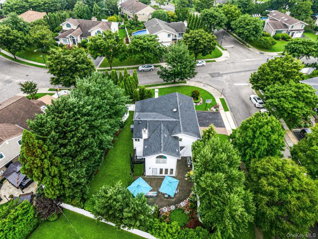 2 Sagamore Way N, Jericho, NY 11753