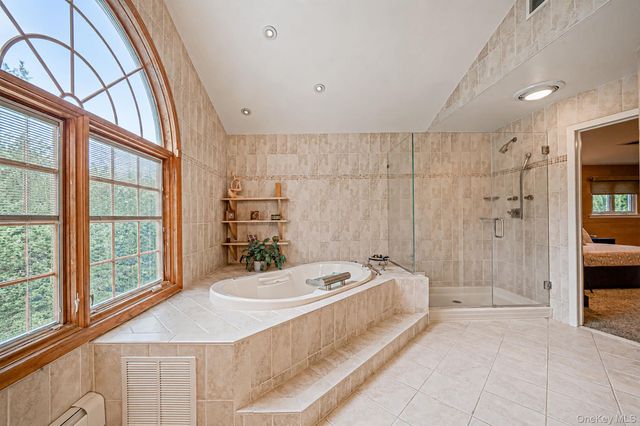 2 Sagamore Way N, Jericho, NY 11753