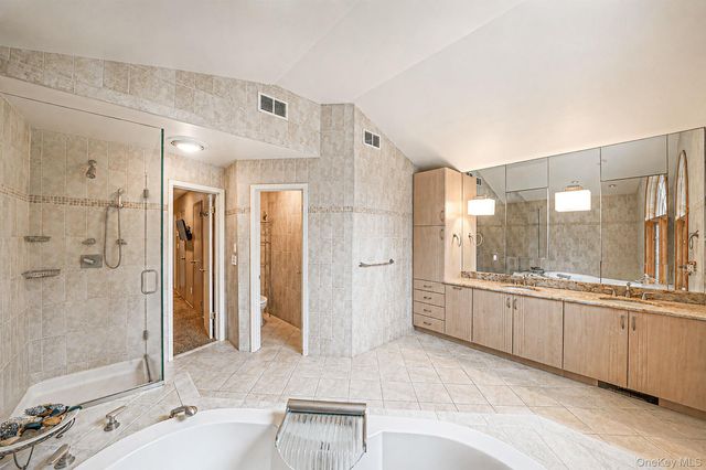 2 Sagamore Way N, Jericho, NY 11753