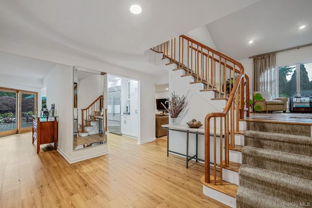 2 Sagamore Way N, Jericho, NY 11753