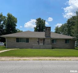 303 S COLLEGE Boulevard, Carmi, IL 62821