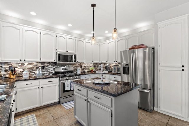 1827 Groveview Way, Tracy, CA 95376