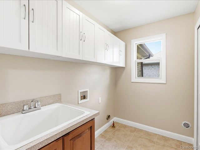 3422 Woodfield Boulevard, China Township, MI 48054