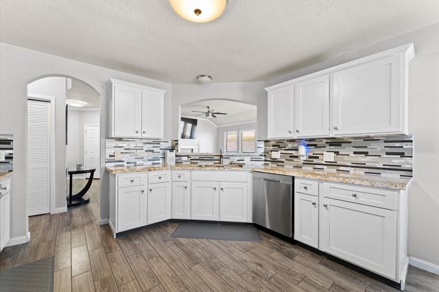 4511 Hunter Green Court, Fresno, TX 77545