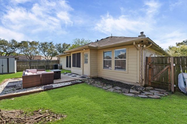 4511 Hunter Green Court, Fresno, TX 77545