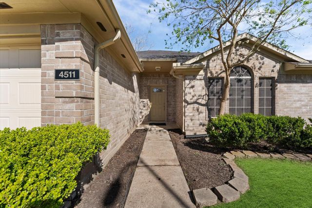 4511 Hunter Green Court, Fresno, TX 77545