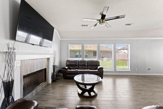 4511 Hunter Green Court, Fresno, TX 77545