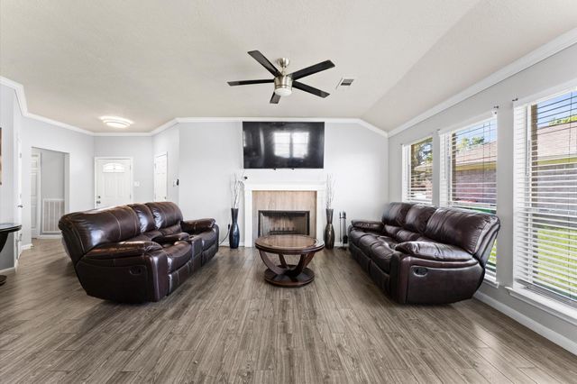 4511 Hunter Green Court, Fresno, TX 77545