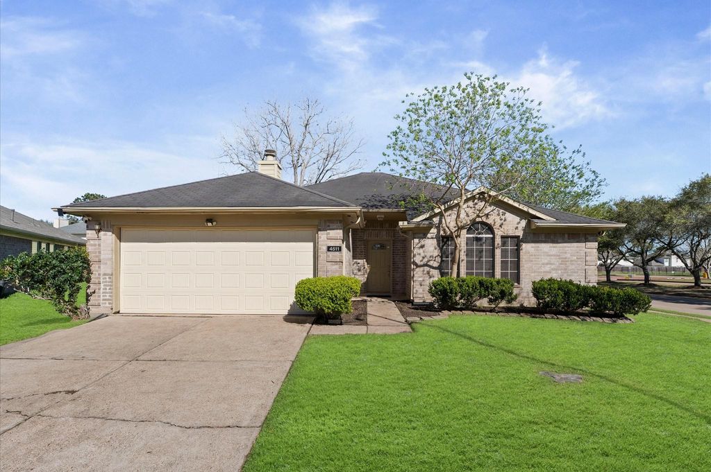 4511 Hunter Green Court, Fresno, TX 77545