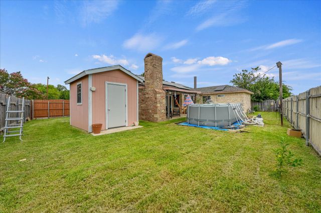 3030 Meadow Creek Court, Grand Prairie, TX 75052