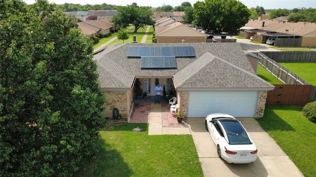 3030 Meadow Creek Court, Grand Prairie, TX 75052