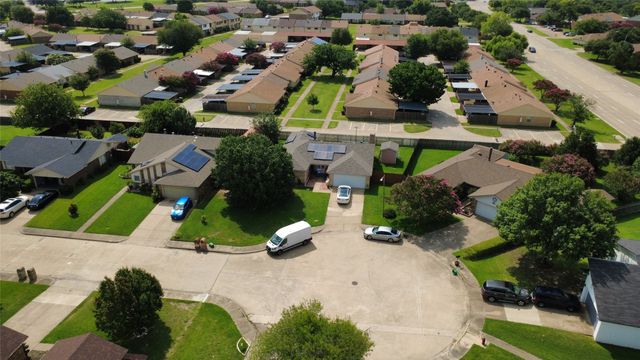 3030 Meadow Creek Court, Grand Prairie, TX 75052