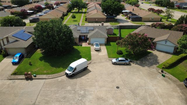 3030 Meadow Creek Court, Grand Prairie, TX 75052