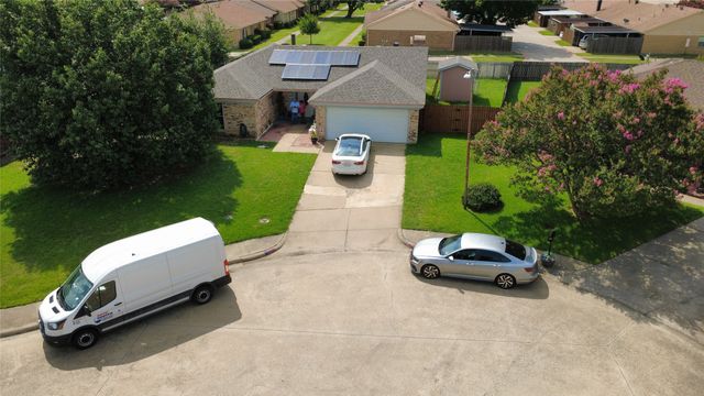 3030 Meadow Creek Court, Grand Prairie, TX 75052