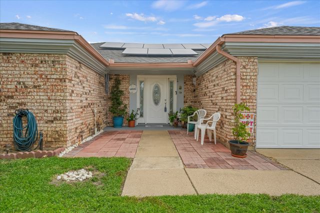 3030 Meadow Creek Court, Grand Prairie, TX 75052
