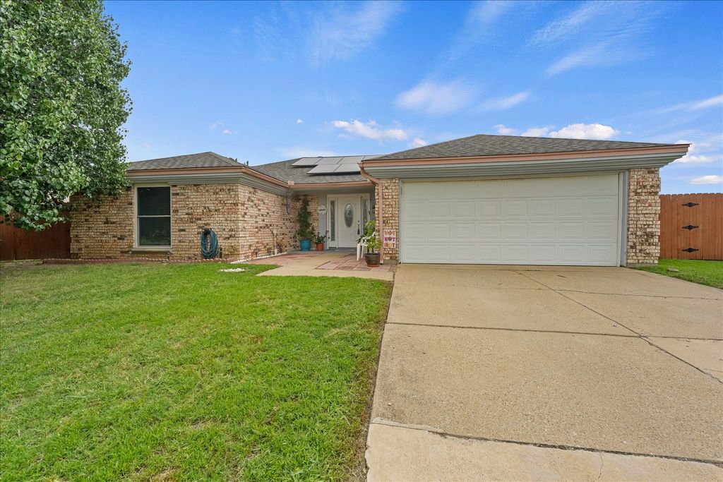 3030 Meadow Creek Court, Grand Prairie, TX 75052